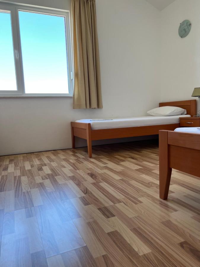 Apartments Angela Цезарица Екстериор снимка