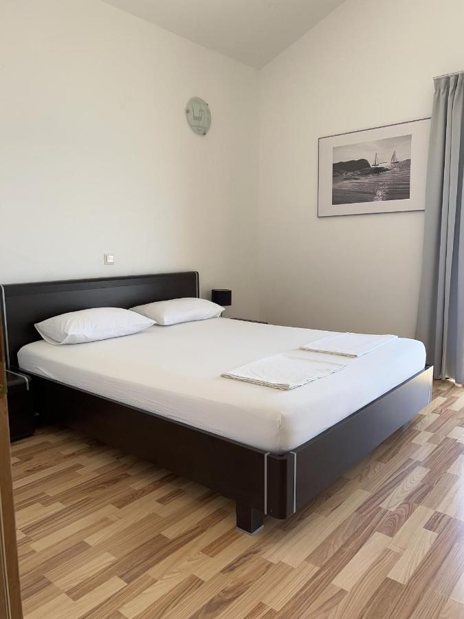 Apartments Angela Цезарица Екстериор снимка